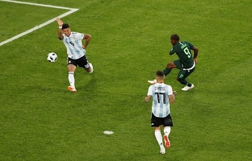 Bong cham tay la gi 2 Trọng tài là người xác định xem có lỗi bóng chạm tay hay không